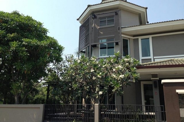 ขายบ้านเดี่ยว Fully-furnished  Golden Nakara พระรามเก้า-มอเตอร์เวย์  114 Sq.w  4 ห้องนอน 4 ห้องน้ำ