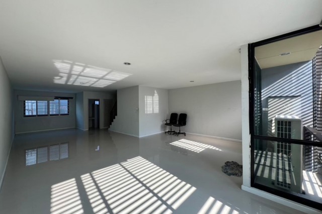 ขาย Home Office ติดถนนใหญ่รามคำแหง และรถไฟฟ้า พร้อมใช้งานได้เลย