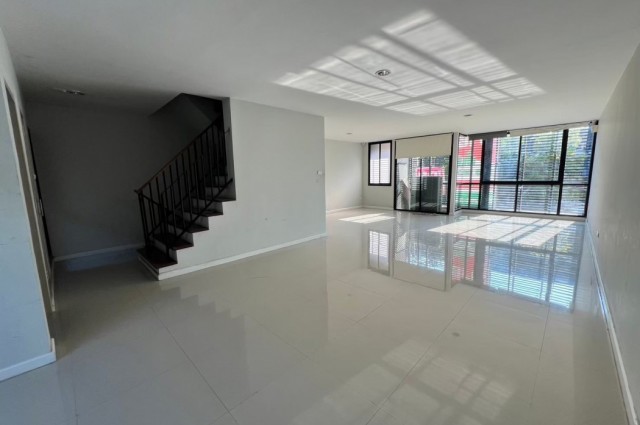 ขาย Home Office ติดถนนใหญ่รามคำแหง และรถไฟฟ้า พร้อมใช้งานได้เลย